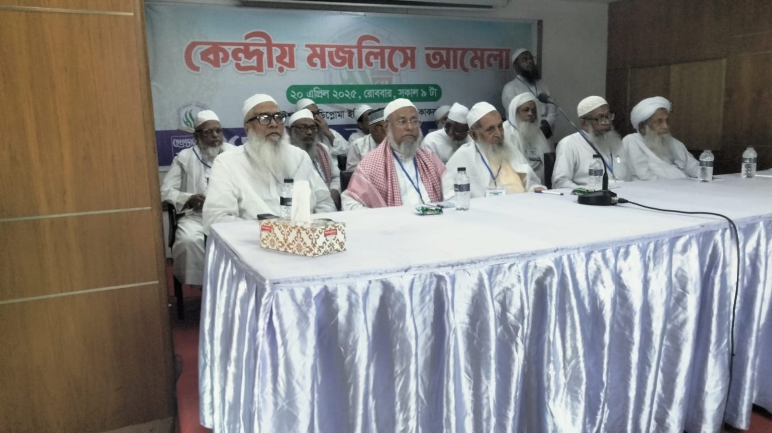 আগামী ৩ মে রাজধানীর সোহরাওয়ার্দী উদ্যানে মহাসমাবেশের ডাক দিয়েছে হেফাজতে ইসলাম