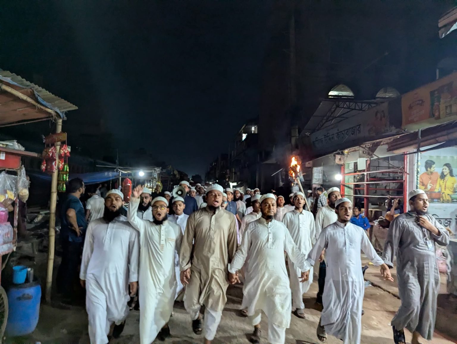 হাটহাজারী মাদ্রাসার ছাত্রদের উপর হামলার প্রতিবাদে ঢাকায় বিক্ষোভ মিছিল