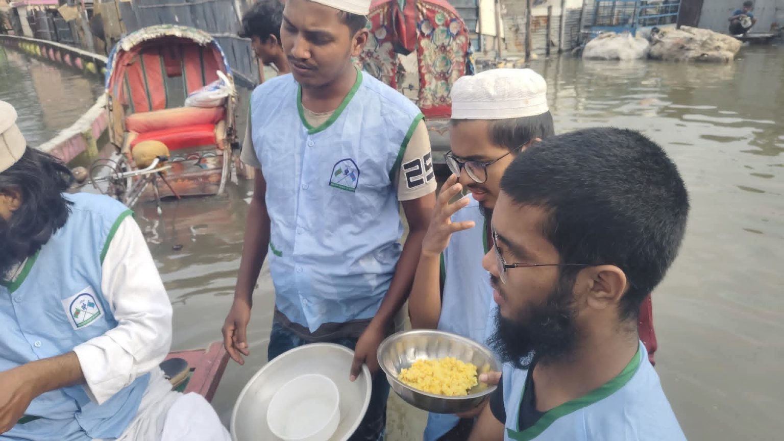 পানিবন্দি মানুষের ঘরে ঘরে গিয়ে খাবার পৌঁছে দিচ্ছে বাংলাদেশ খেলাফত যুব মজলিস