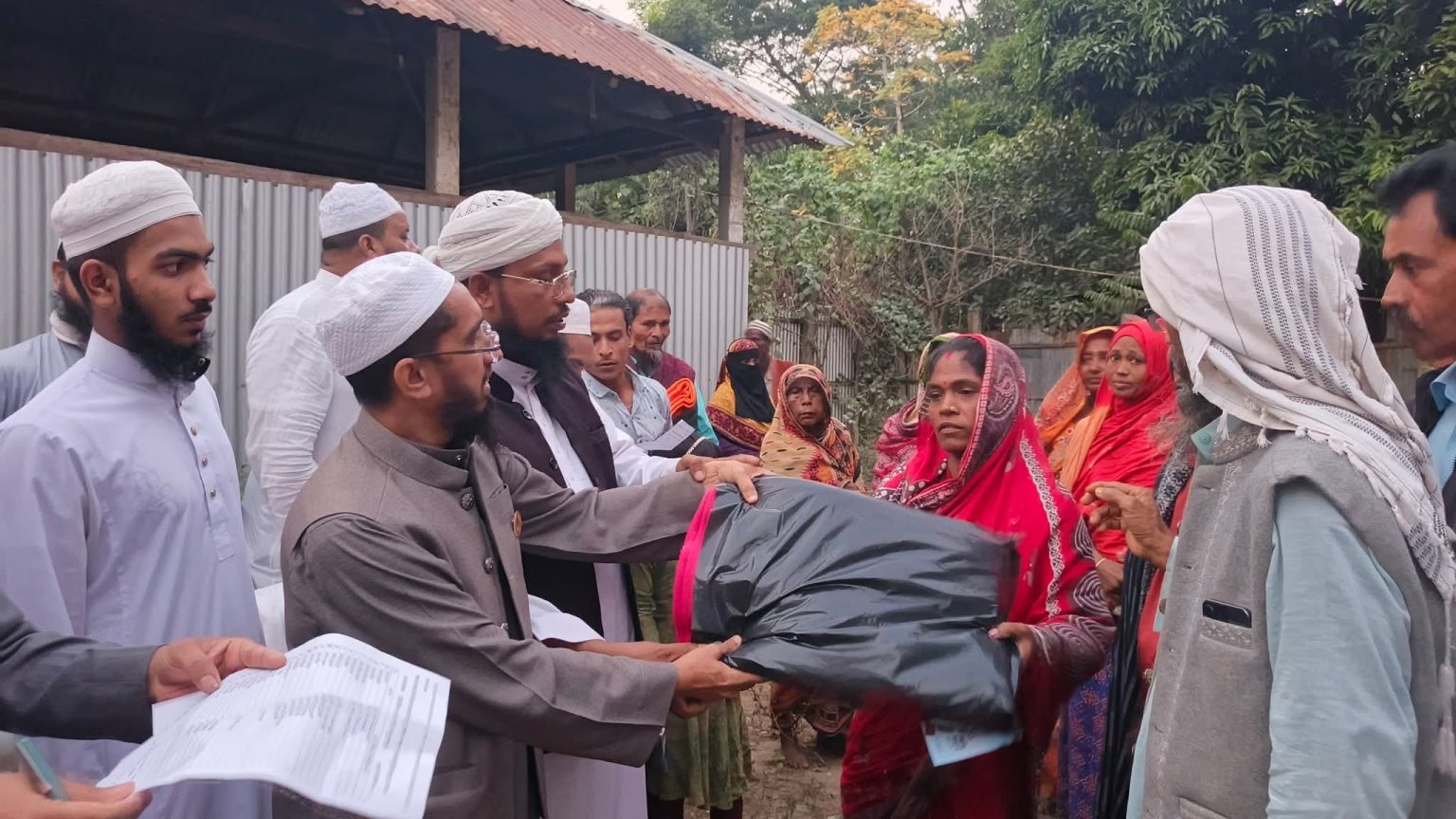 কচুয়ায় অসহায় ও বিধর্মীদের পাশে মুফতি আনিসুর রহমান কাসেমী: শীতবস্ত্র বিতরণ