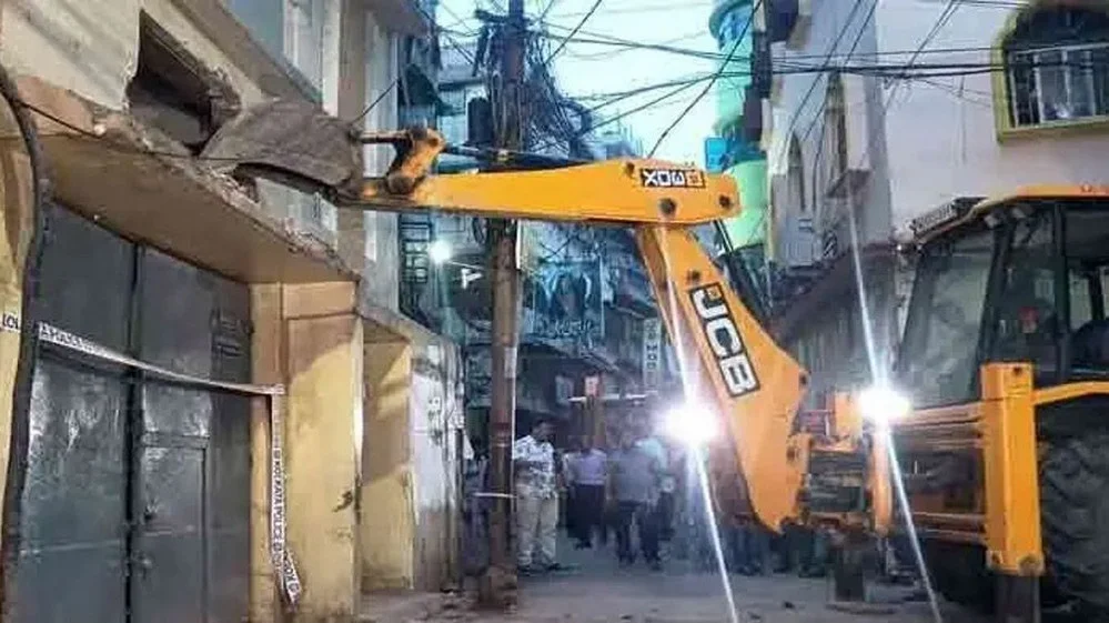 কলকাতায়ও বুলডোজার তাণ্ডব শুরু করেছে বিজেপি সরকার