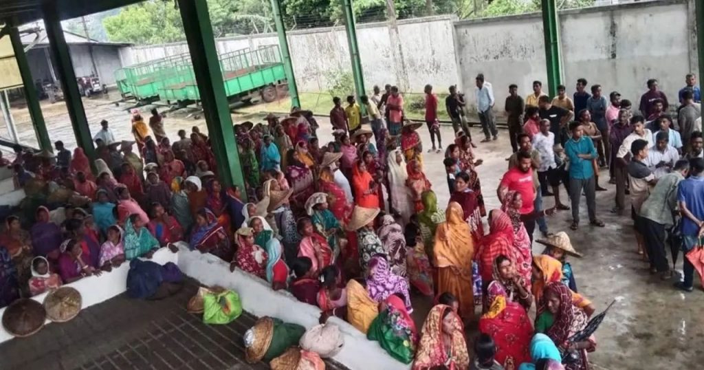 ঈদের আগে বকেয়া মজুরি না পেয়ে কর্মবিরতিতে চা বাগানের শ্রমিকেরা