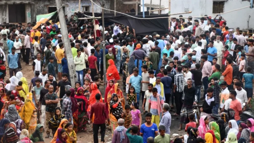 পশ্চিমবঙ্গে মুসলিম ফেরিওয়ালাকে কুড়াল দিয়ে কুপিয়ে হত্যা