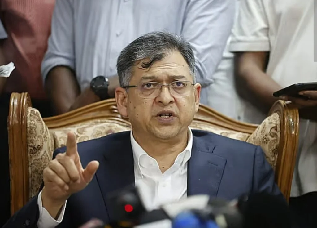 ভারত সীমান্তে কাঁটাতারের বেড়া দেবে বাংলাদেশ: স্বরাষ্ট্রমন্ত্রী