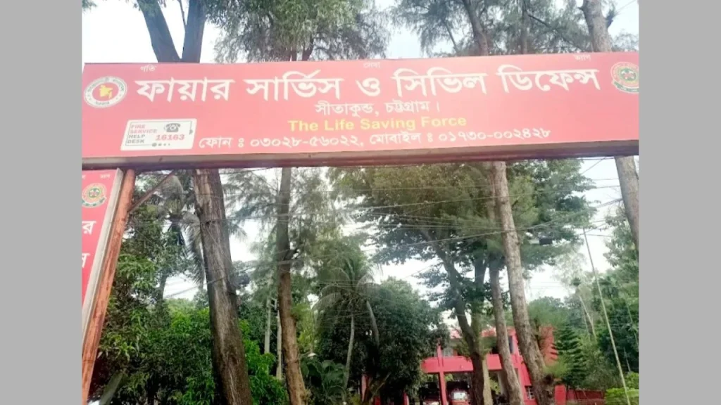 চোখের সামনে আগুন, তবু পৌঁছাতে পারে না ফায়ার সার্ভিস