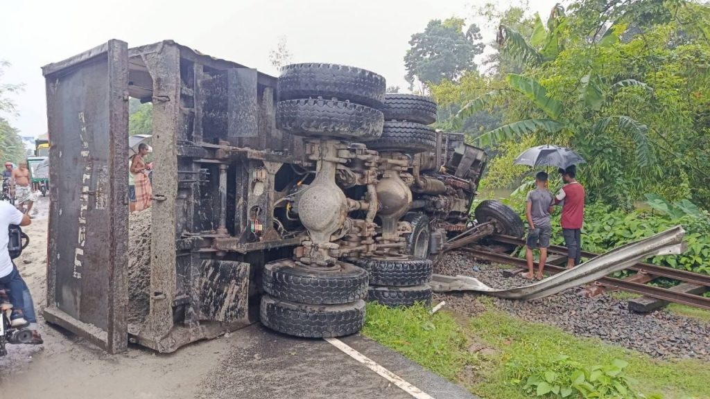 কুড়িগ্রামে বালুভর্তি ট্রাক উল্টে ট্রেন চলাচল বন্ধ, ভোগান্তিতে যাত্রীরা