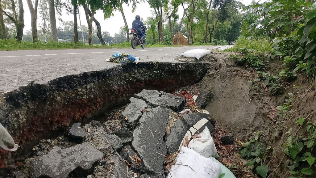গঙ্গাচড়ায় দ্বিতীয় তিস্তা সেতুর সংযোগ সড়কে ভয়াবহ ধস