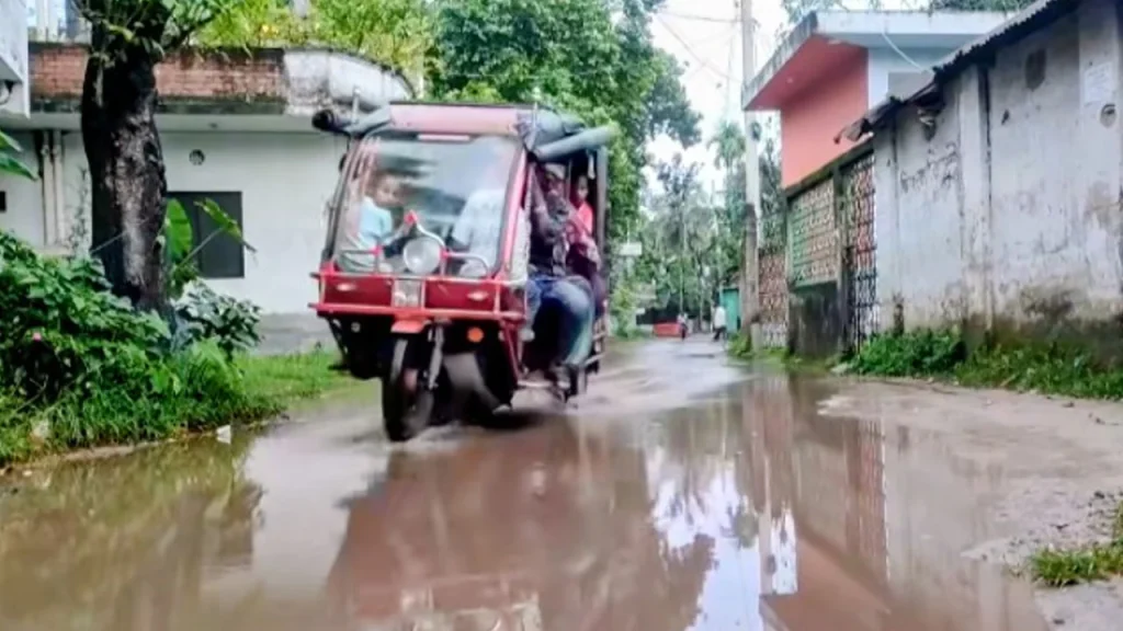 তারাগঞ্জে সামান্য বৃষ্টিতেই সড়কজুড়ে হাঁটু পানি