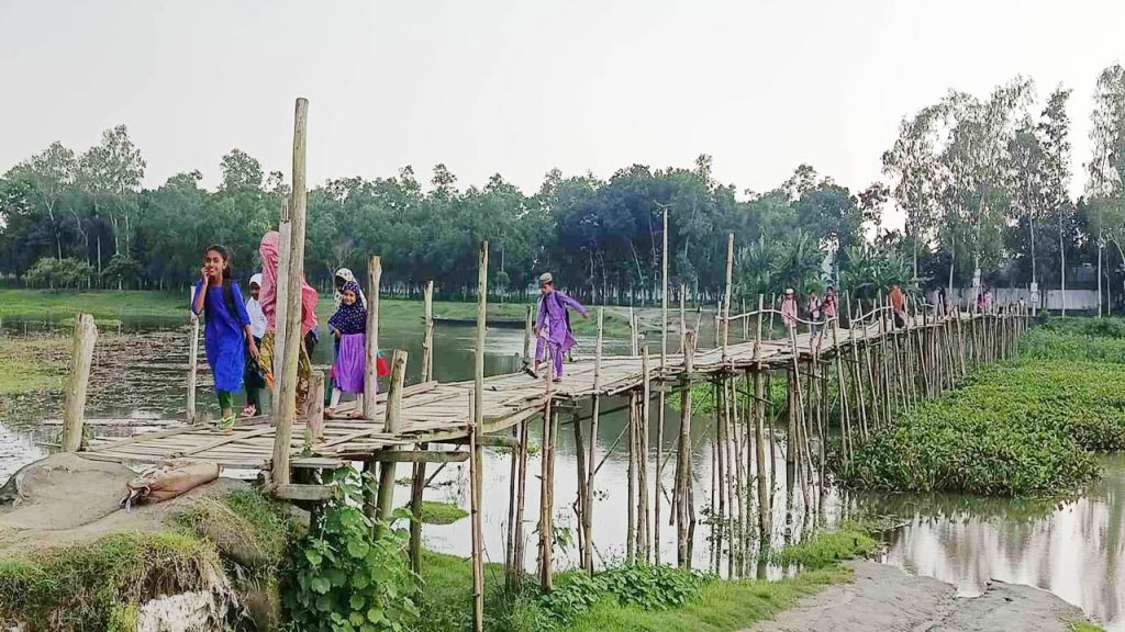 সেতুর অভাবে ঝুঁকি নিয়ে ১৫ গ্রামের ৫০ হাজার মানুষের পারাপার