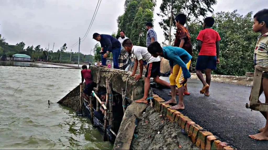 কুতুবদিয়ায় পানি নামতেই আবারও কালভার্ট দখল