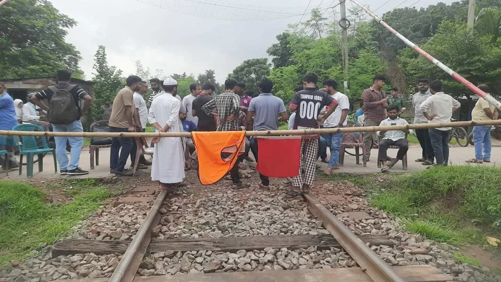 রাবি শিক্ষার্থীকে মারধর টিটির, প্রতিবাদে রেললাইন অবরোধ
