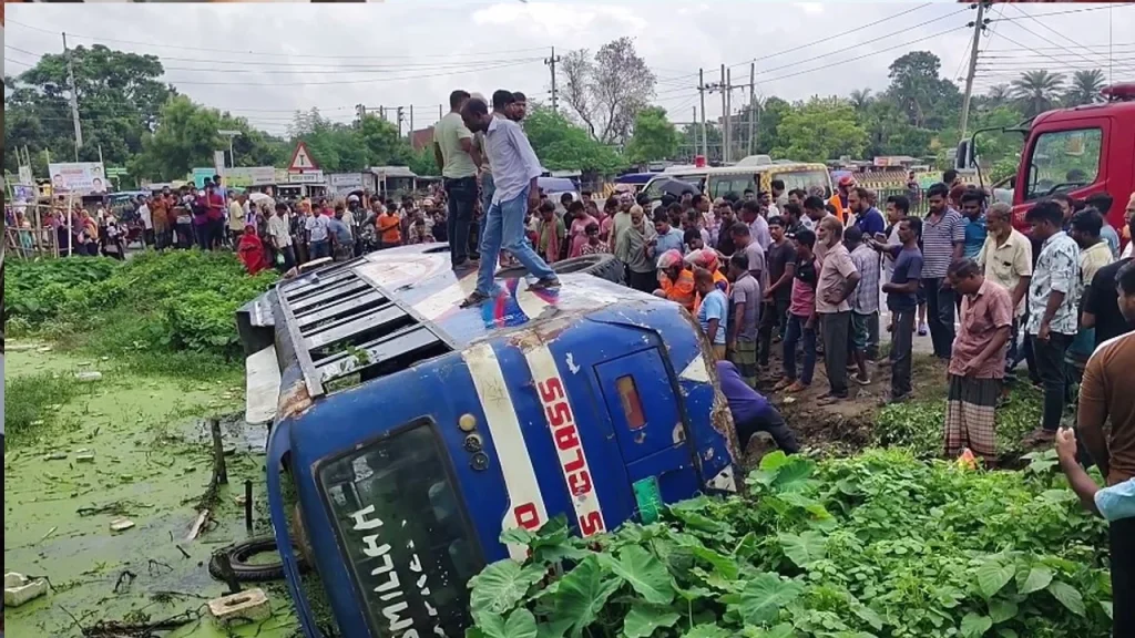 মেহেরপুরে যাত্রীবাহী বাস উল্টে আহত ১০