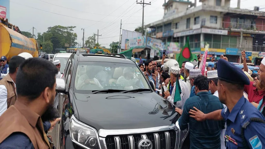 দুর্যোগে মানুষের পাশে দাঁড়াতে হবে: পথসভায় জামায়াত আমির