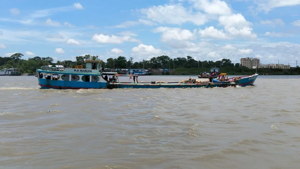 মোংলায় গুঁড়ি গুঁড়ি বৃষ্টি, বৈরী আবহাওয়ায় উত্তাল উপকূল