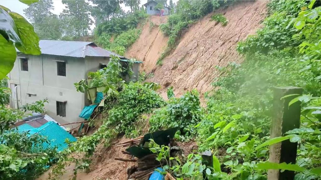 টানা বৃষ্টিতে বান্দরবান স্থবির, আগাম প্রস্তুতিতে ক্ষতি কম