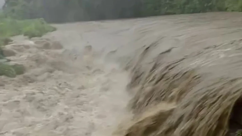 ভারী বৃষ্টিতে বিদ্যুৎ বিপর্যয়, বান্দরবানের সব পর্যটনকেন্দ্র বন্ধ