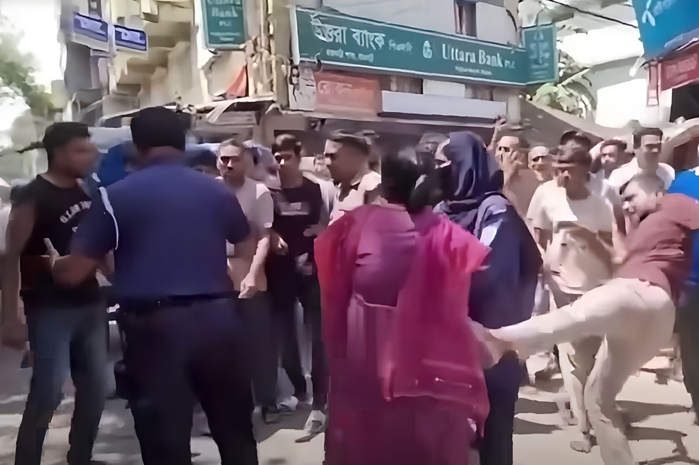 নারীকে লাথির ভিডিও ভাইরাল, ভোক্তা অধিকার নয়— ব্যবসায়িক বিরোধের জেরে হামলা