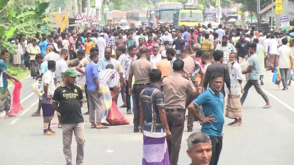 কোল্ড স্টোরেজে আলু সংরক্ষণ ভাড়া ৫ টাকা নির্ধারণের দাবিতে রংপুরে মহাসড়ক অবরোধ