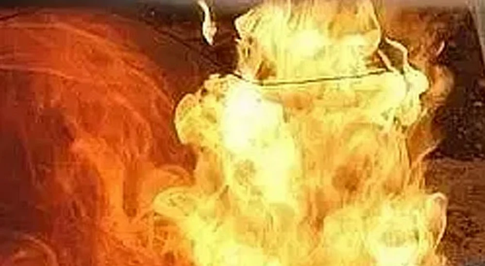 চট্টগ্রামের নিউমার্কেটে কাপড়ের গুদামে আগুন