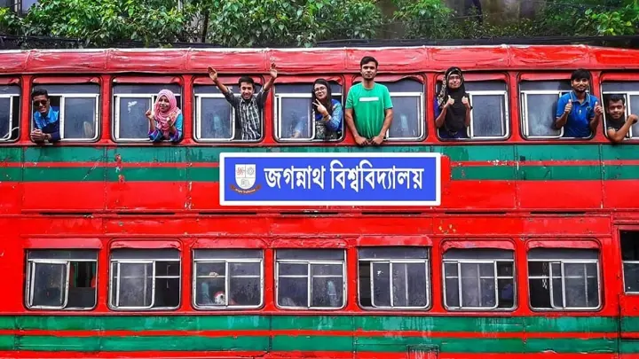 জগন্নাথ বিশ্ববিদ্যালয়ের বাসে সিট দখল-ধূমপান নিষিদ্ধ