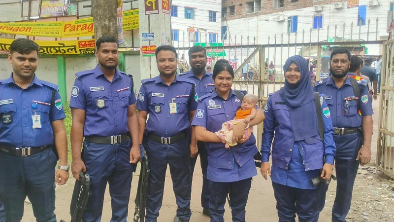 মা যখন পরীক্ষার হলে, শিশুর দায়িত্ব নিলেন পুলিশ কনস্টেবল শিল্পী