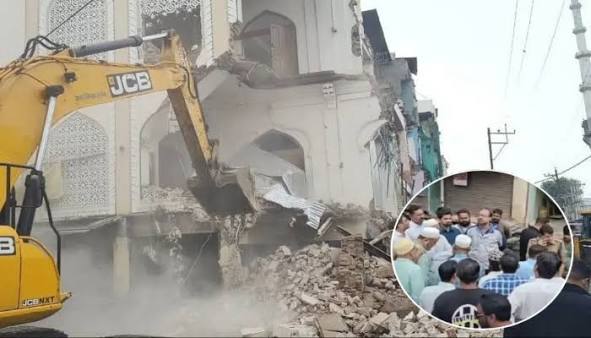 ভারতে ঐতিহাসিক মসজিদের অং শ অপসারণ, কাঁদতে কাঁদতে মুসল্লিদের আহাজারি : ‘ইয়া আল্লাহ মাদাদ কর’